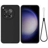 Mustan OnePlus 12R Silikonikuoren kanssa varustettu älypuhelin neljän kameran järjestelmällä