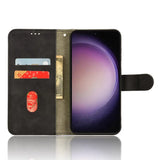 Musta nahkainen puhelintasku Samsung Galaxy S24 FE:lle korttitaskuilla ja violetilla näytöllä