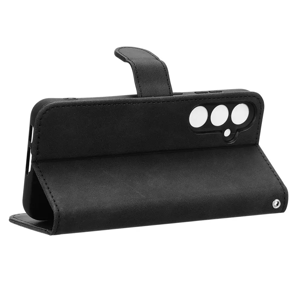 Mustan nahkakotelon tyylinen puhelinlompakko Samsung Galaxy S24:lle, kameraleikkaukset