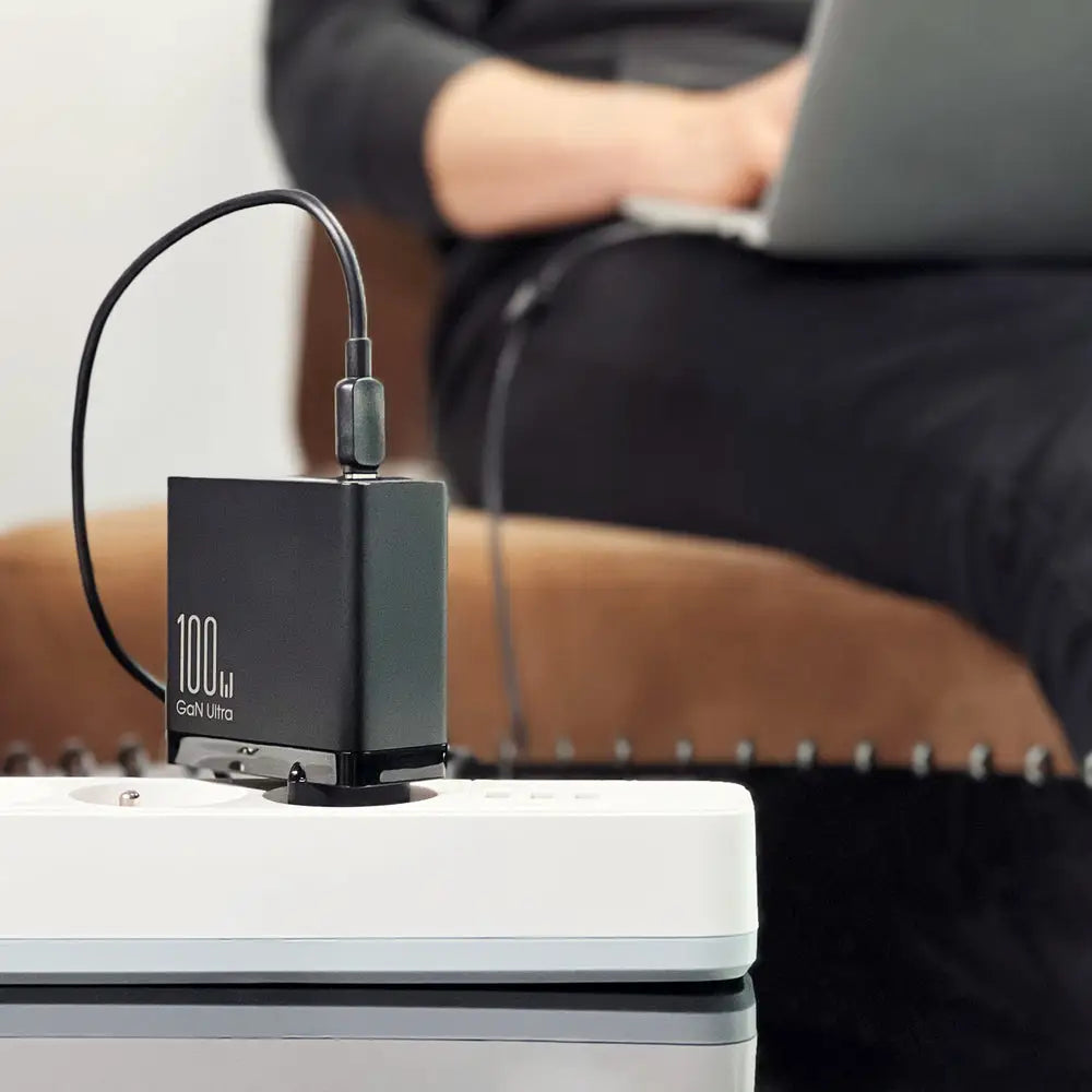 Tietokoneen / Puhelimen laturi 100W 3x USB-C + USB-A + Laturin johto 100W Musta Joyroom