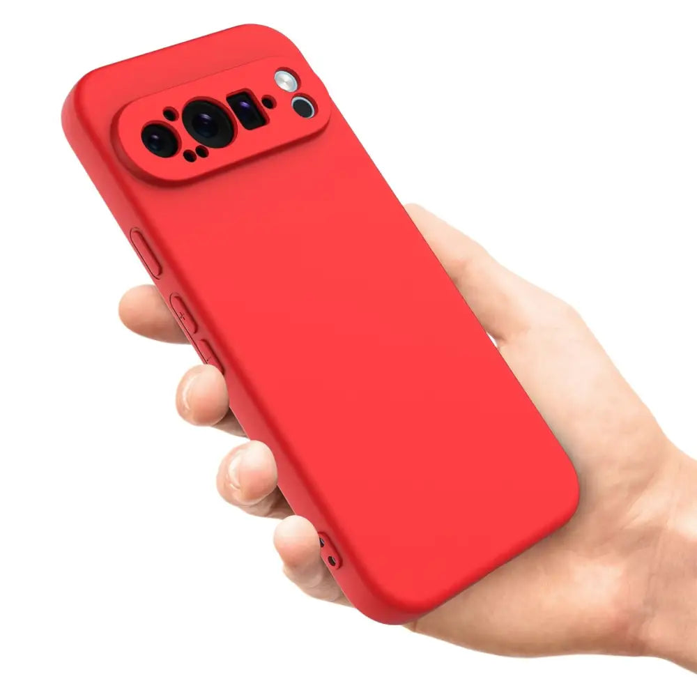 Punainen pro xl silikonikuori Google Pixel 9 Pro XL kameraleikkauksella kädessä