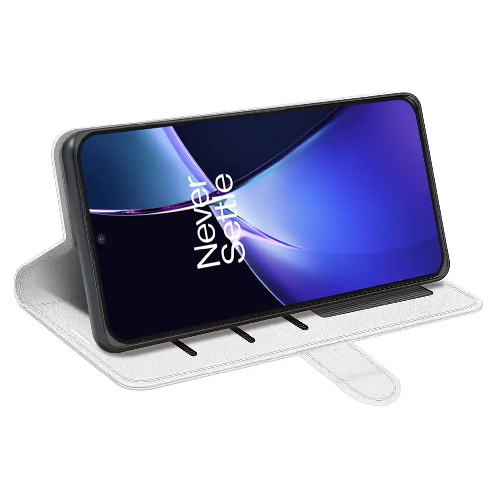 OnePlus Nord älypuhelin valkoisessa lite lompakko suojakotelossa, näyttäen Never Settle -logon