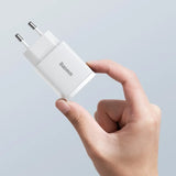 Puhelimen laturi USB ja USB-C liittimellä 20W