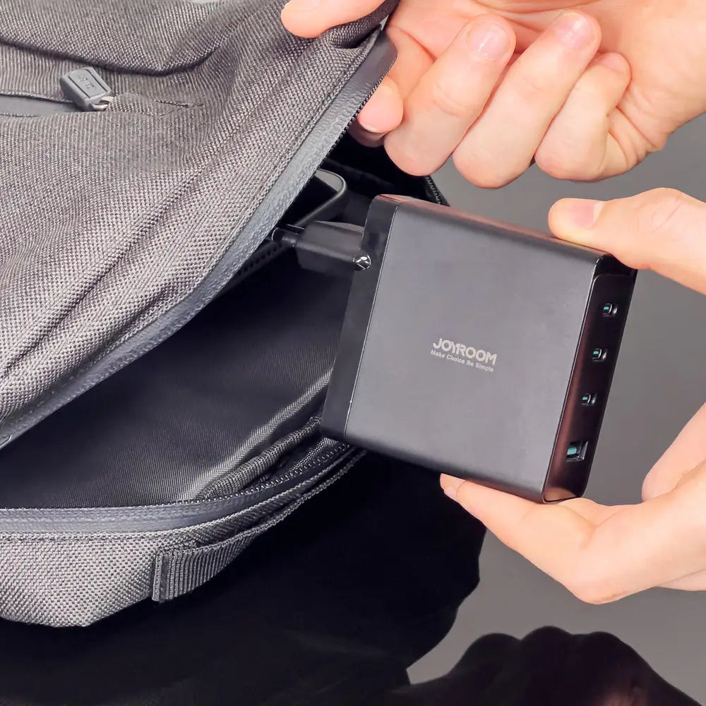 Tietokoneen / Puhelimen laturi 100W 3x USB-C + USB-A + Laturin johto 100W Musta Joyroom