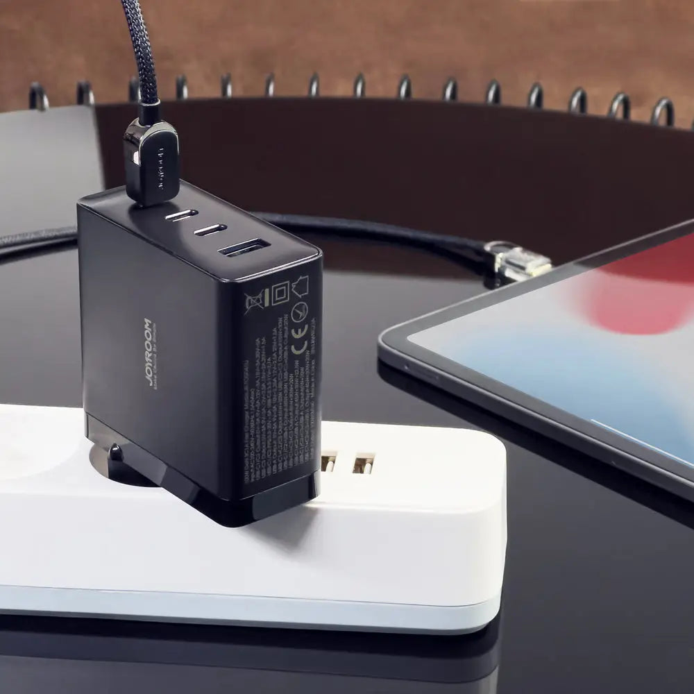 Tietokoneen / Puhelimen laturi 100W 3x USB-C + USB-A + Laturin johto 100W Musta Joyroom